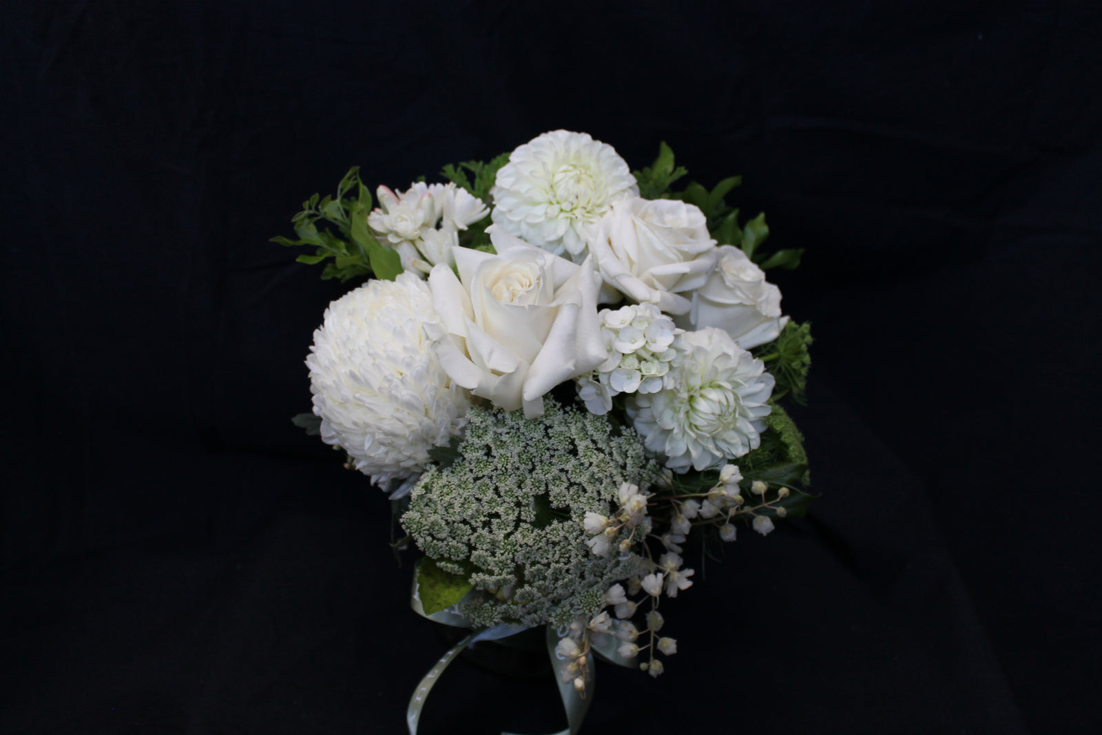 Complement your bunch of flowers with a glass vase. A bouquet of flowers presented in a reusable clear glass vase is an ideal gift.