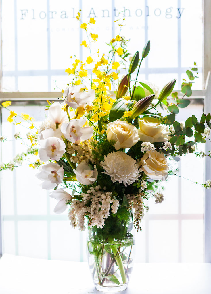 Complement your bunch of flowers with a glass vase. A bouquet of flowers presented in a reusable clear glass vase is an ideal gift.