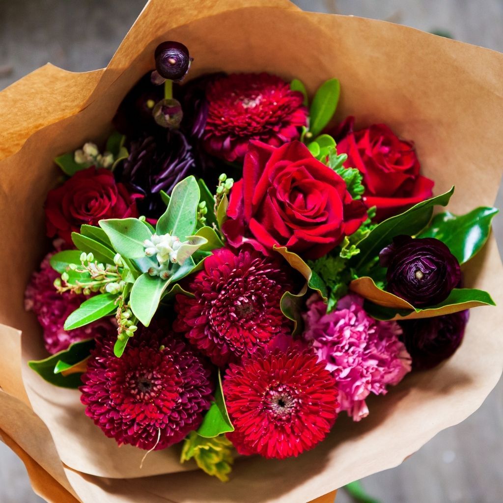 Stunningly gorgeous signature posies are made up of a seasonal selection of hand selected, premium quality flowers. The flowers are arranged in a shorter stemmed design and are beautifully presented in Floral Anthology signature wrap of brown paper, exclusive ribbon and complementing blooms at the bow. 